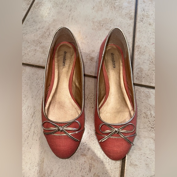 Women’s cute salmon pink flats with metallic trim and bow Dress Barn well loved - Picture 2 of 13